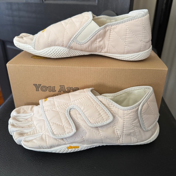 Vibram Shoes - NEW V-KUMO Five Fingers OFF White Vibram